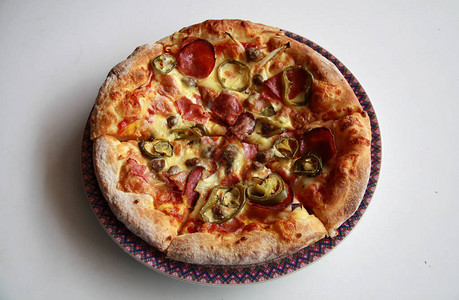 披萨和烟熏牛肉洋葱绿辣椒和莫扎雷拉奶图片