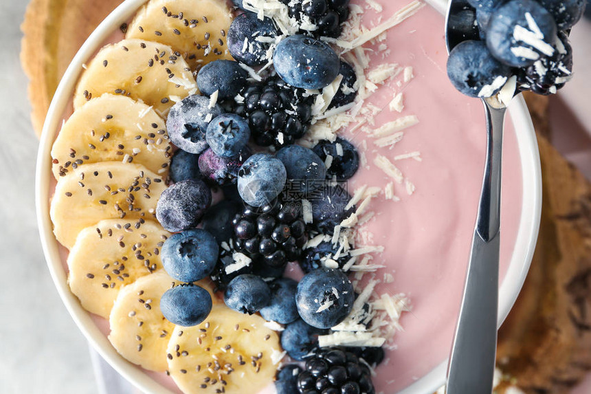 碗装粉红酸奶和新鲜水果特写图片
