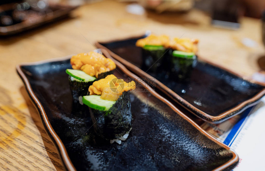日本菜新鲜的乌尼寿司图片