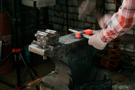 铁匠与红热金属制成的铁匠一起工作图片