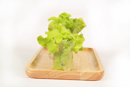 在木板上的春卷蔬菜沙拉图片