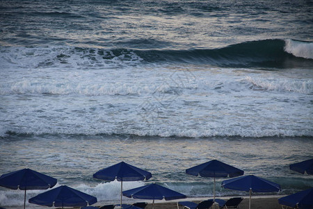大浪和雨伞米斯特里安高清图片