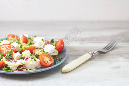健康美味的沙拉加西红柿萝卜奶酪芽和芝麻图片