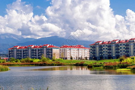 以山为背景靠近湖边的城市街区图片