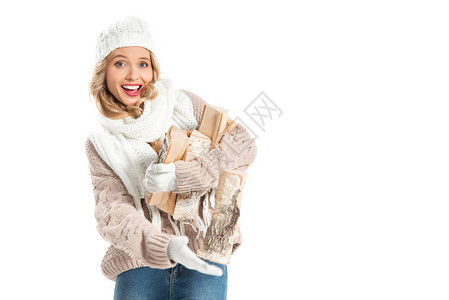 穿着寒冬服装的快乐年轻女子拿着白图片