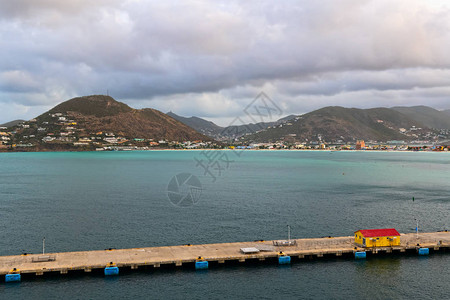 加勒比海圣马丁湾游轮码头的清晨景色图片