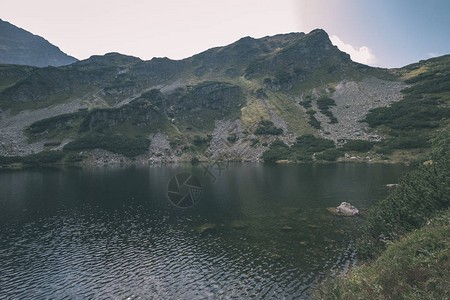 夏季末在斯洛伐克喀尔巴迪安塔特拉山脉看到美丽的山湖全景图片