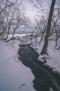 冬季长时间曝光的落基山河流图片