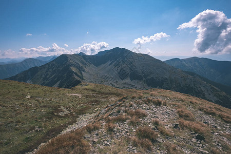 斯洛伐克Tatra西部喀尔巴阡山脉的秋天美丽的落基山脉顶部有远足小径图片