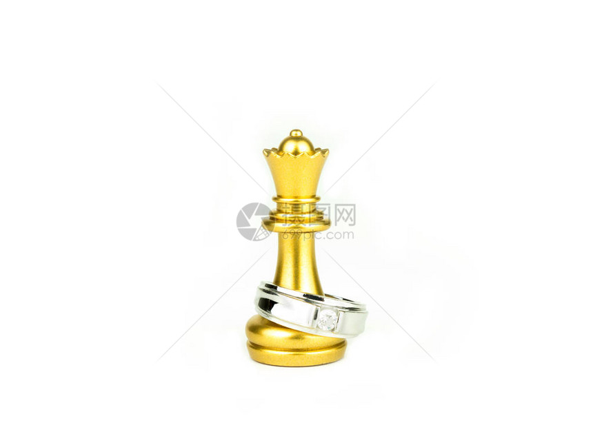 金王后象棋钻石戒指孤立在白色背景图片
