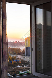 秋天多层城市房屋的公寓窗外景色很图片