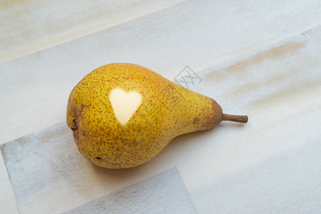 一个有心形的黄色梨图片