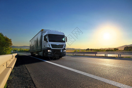 日落时公路上的卡车运输图片