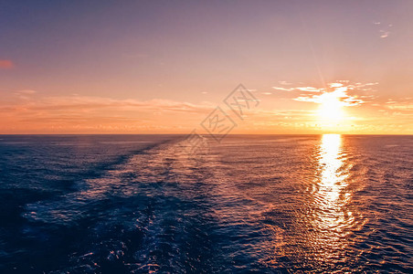 夕阳下的大型邮轮航道图片