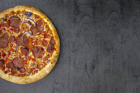 黑色背景的意大利传统比萨饼披萨菜单顶视图片