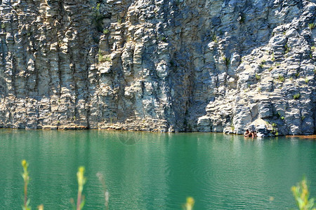 翡翠湖位于罗马尼亚特兰西瓦尼亚布拉索夫县拉科的一个废弃职业村图片