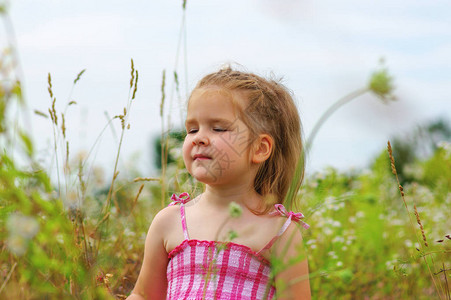 春日草地上的小女孩图片