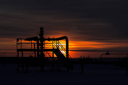 石油天然气工业组井口和阀门衔铁天然气生产过程背光阳光自然图片