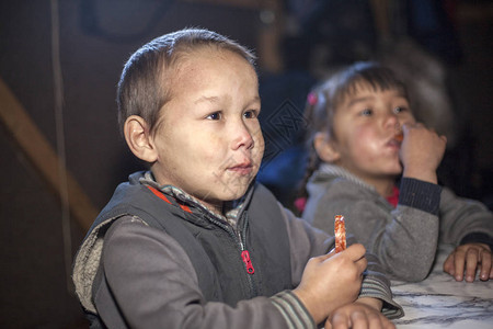 男孩喝茶碟苔原居民远北原住民图片