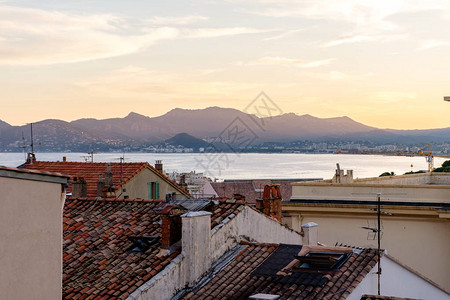 从戛纳的一座小山上远眺地中海美丽的全景拍摄广角拍摄图片