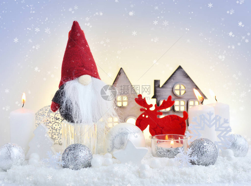 圣诞节的构成包括小精灵鹿蜡烛玩具屋和节日装饰品图片