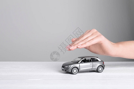 覆盖桌面上玩具汽车的保险图片