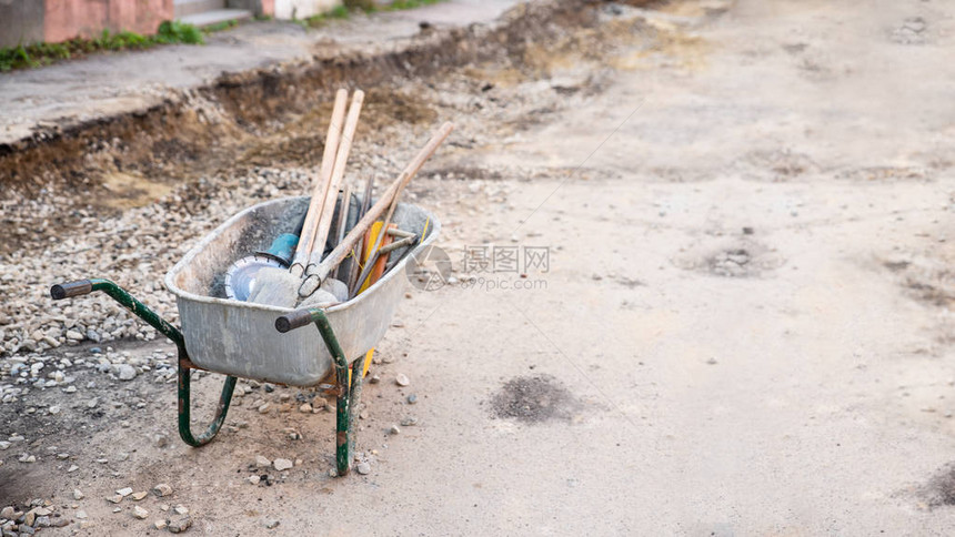 道路中间有工作具修路工程图片