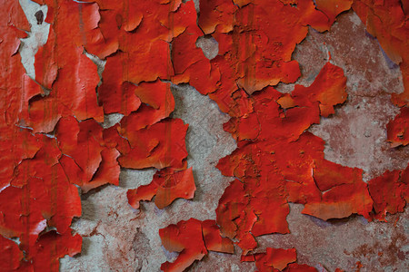 清空的旧砖墙纹理漆得破烂的墙壁表面红色的泥土背面图片