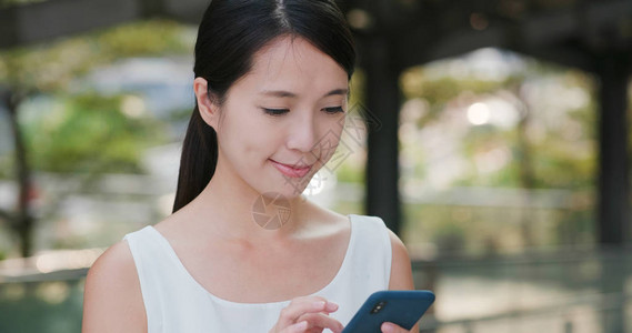 女人在城里看手机图片