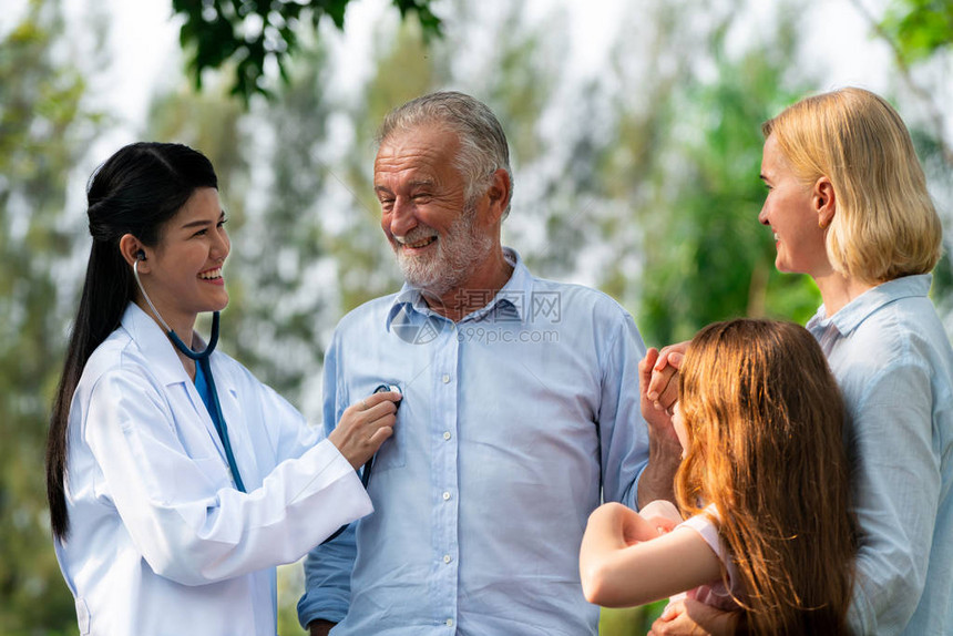 快乐健康的家庭和医生在公园里交谈人民医疗保健和医务图片