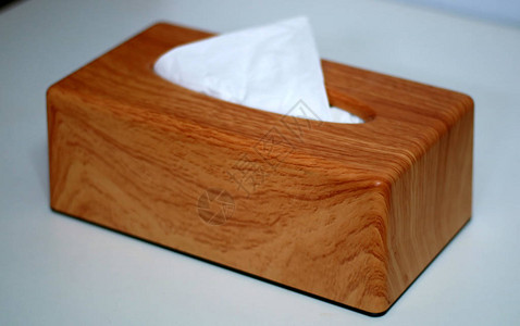 白色背景的木制纸巾盒背景图片