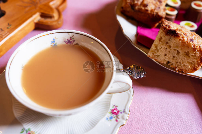 茶杯放在花板上图片