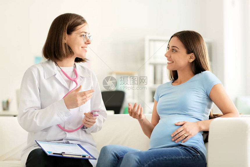 诊中孕妇的年轻医生和在诊图片