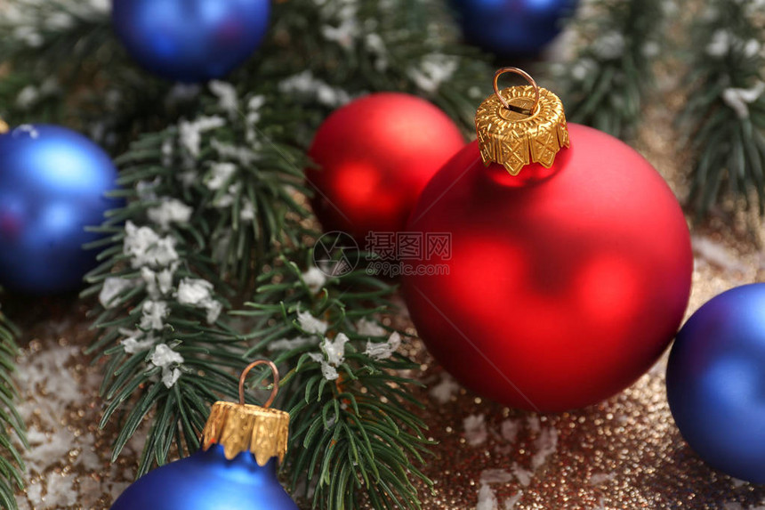 圣诞球有Fir树枝和彩色背景的圣图片