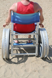 残疾人在特殊轮椅上前往图片