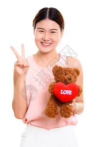 年轻的亚洲快乐女青年微笑并带着爱与的心怀和亲爱图片