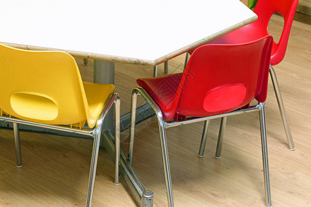 小学教室中的红色和黄色椅子及图片