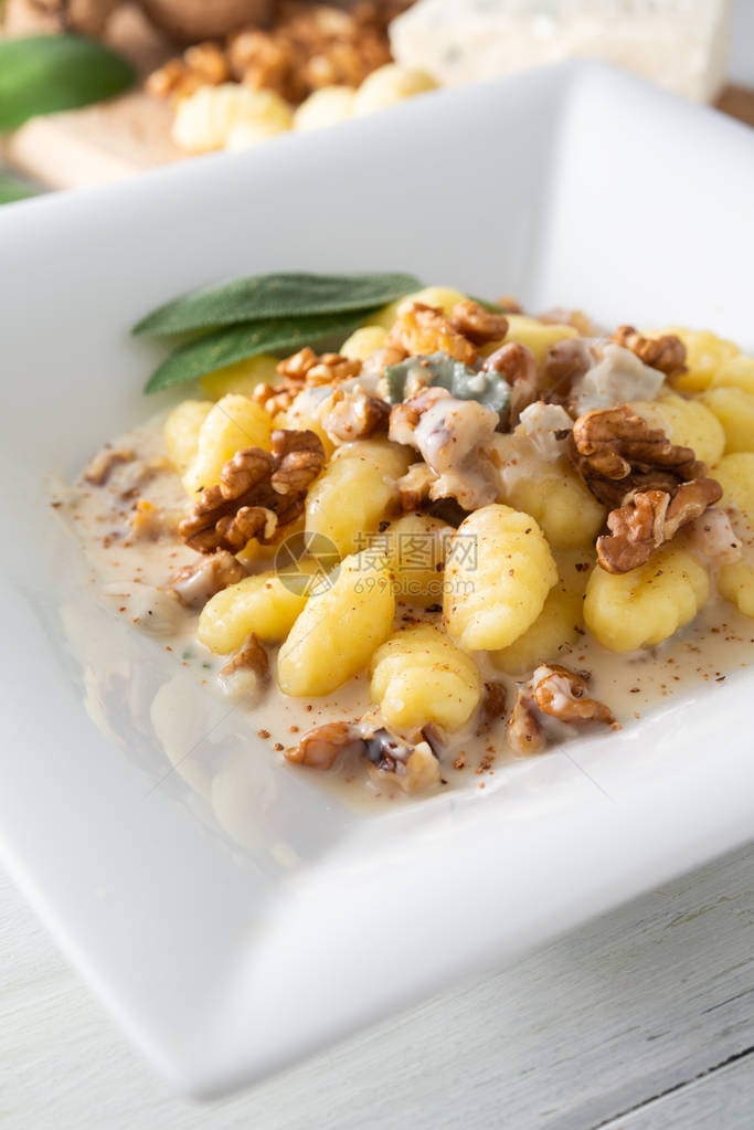 意大利土豆汤团配gorgonzola和核桃图片