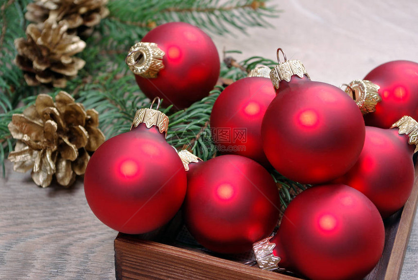 木制桌子和圆形树枝上的红圣诞节图片