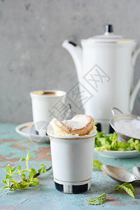 鲜美的法国甜点放在咖啡桌前图片