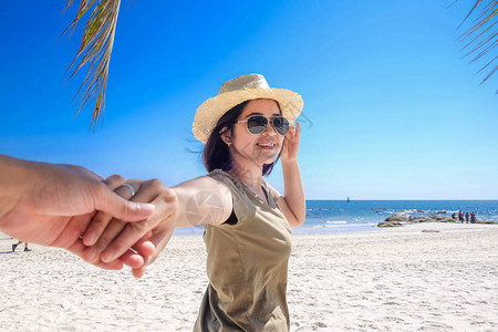 暑去凉来亚洲女友戴帽子带男人去海边旅行暑背景