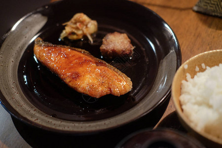 黑盘烤三文鱼排配米饭图片