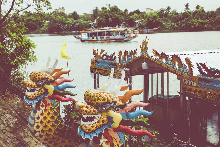 传统龙船在越南Hue的Per图片