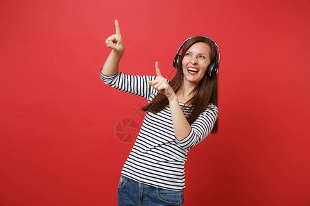 快乐的年轻女人穿着条纹衣服图片