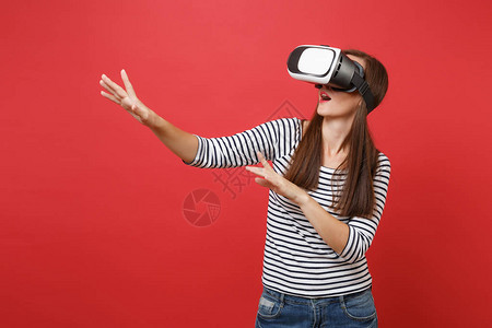 戴虚拟现实眼镜的年轻女孩触摸类似按下钮的东西图片