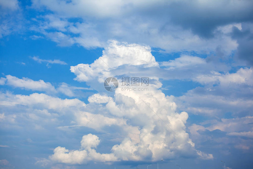 大片郁葱的积云映衬着蓝天图片