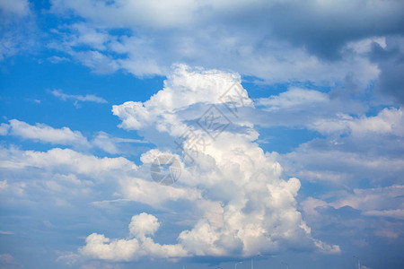 大片郁葱的积云映衬着蓝天图片
