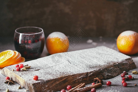 厨房餐桌上有糖粉和木兰莓自制甜酒图片
