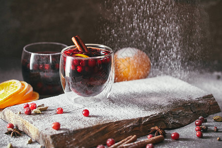 美味的自制热葡萄酒配小红莓和厨房里掉下来的糖粉图片