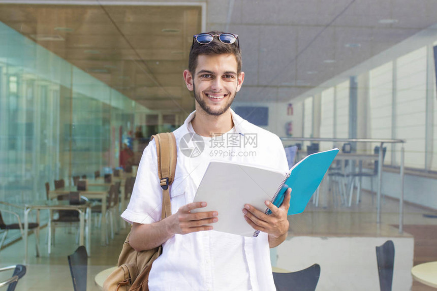 在开放航空大学校园里带书和背包的图片